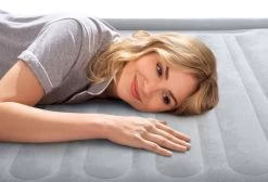 Intex Comfort Plush Extra Hoog Luchtbed - Queensize - Ingebouwde Elektrische Pomp -Kortingswinkel voor outdoorartikelen 1320 1900 64418 inuse2 2022 300