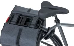 Basil Urban Dry Dubbele Fietstas - 50 Liter - Grijs -Kortingswinkel voor outdoorartikelen 900 1350 basil urban dry dubbele fietstas 50 liter charcoal 7