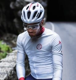 Abus Aduro 2.1 Racefietshelm - Zwart 16 Abus Aduro 2.1 Racefietshelm - Zwart -Kortingswinkel voor outdoorartikelen aduro 2.1 polar white stadshelm sfeerfoto